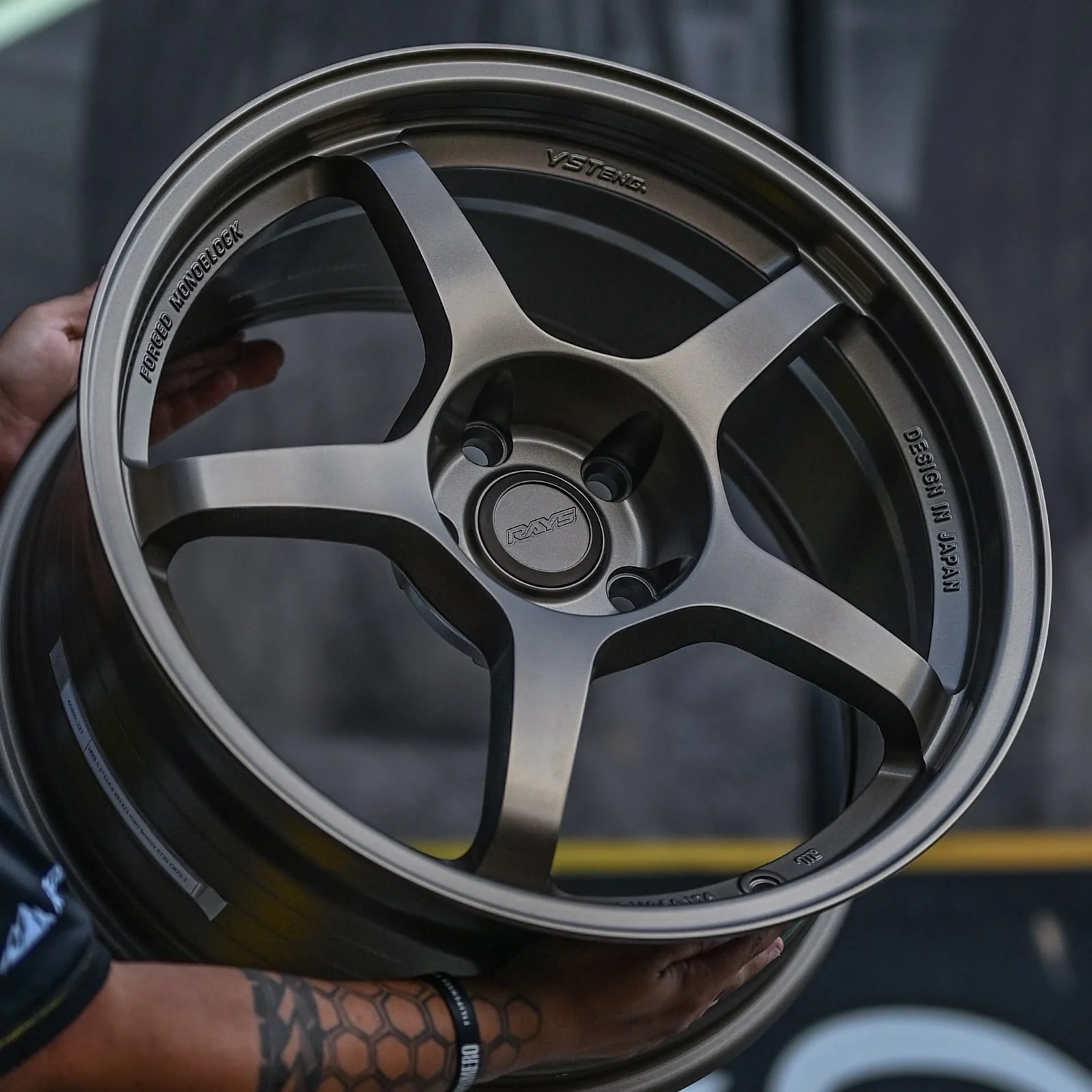 AD85H-237 18X8.5 5X114.3 ET35 CB73.1
