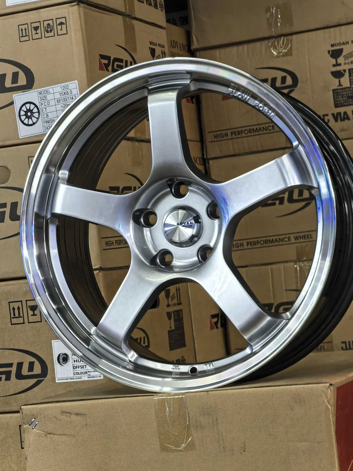 AD85H-157 18X8 5X100 ET40 CB73.1