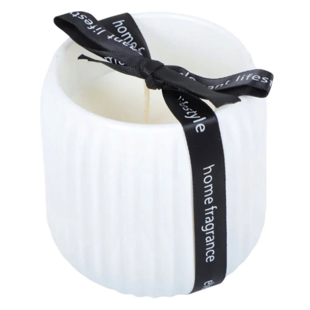Vela aromática decorativa en recipiente acanalado blanco