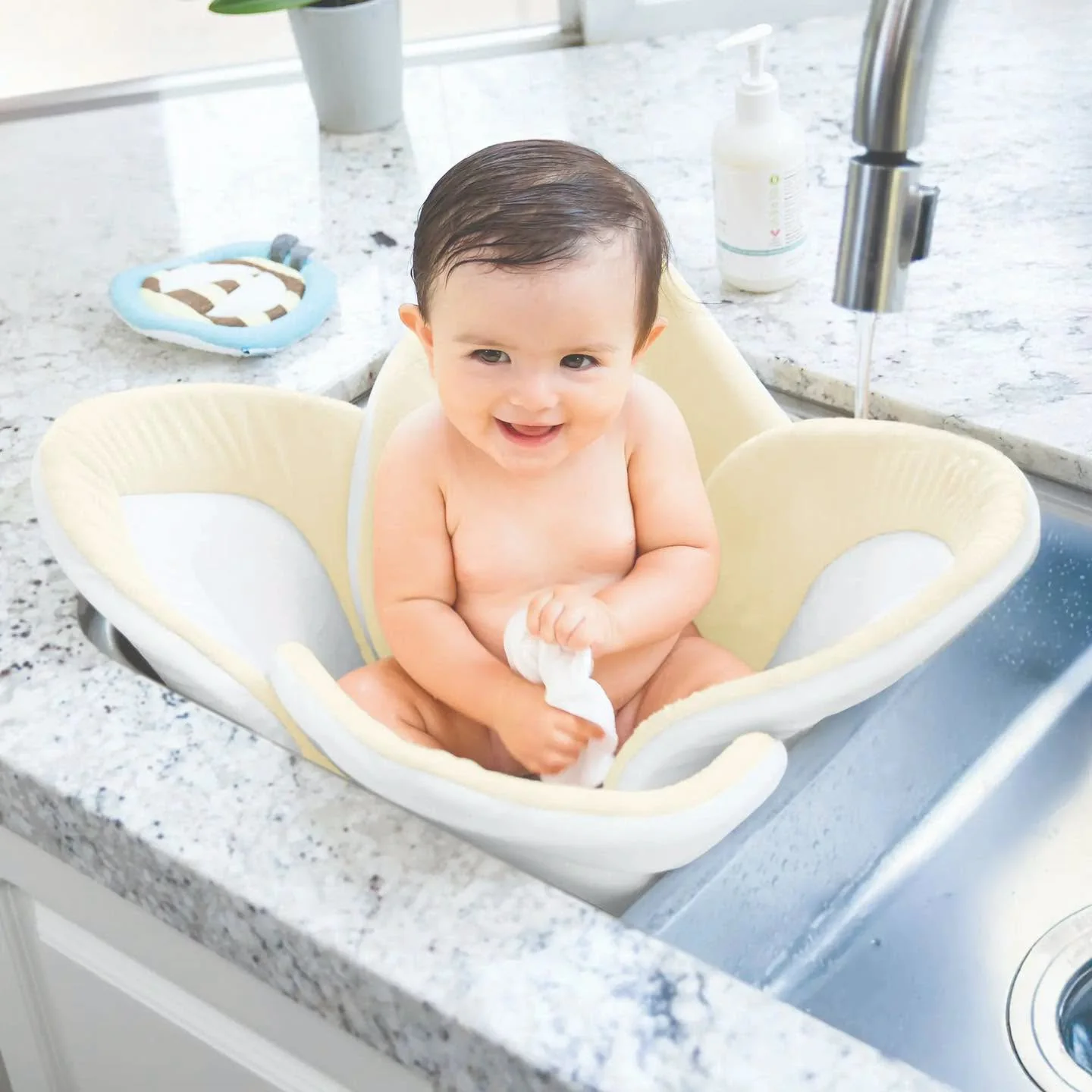 Almohada de baño ColorBloom con cambio de color para temperatura de agua segura
