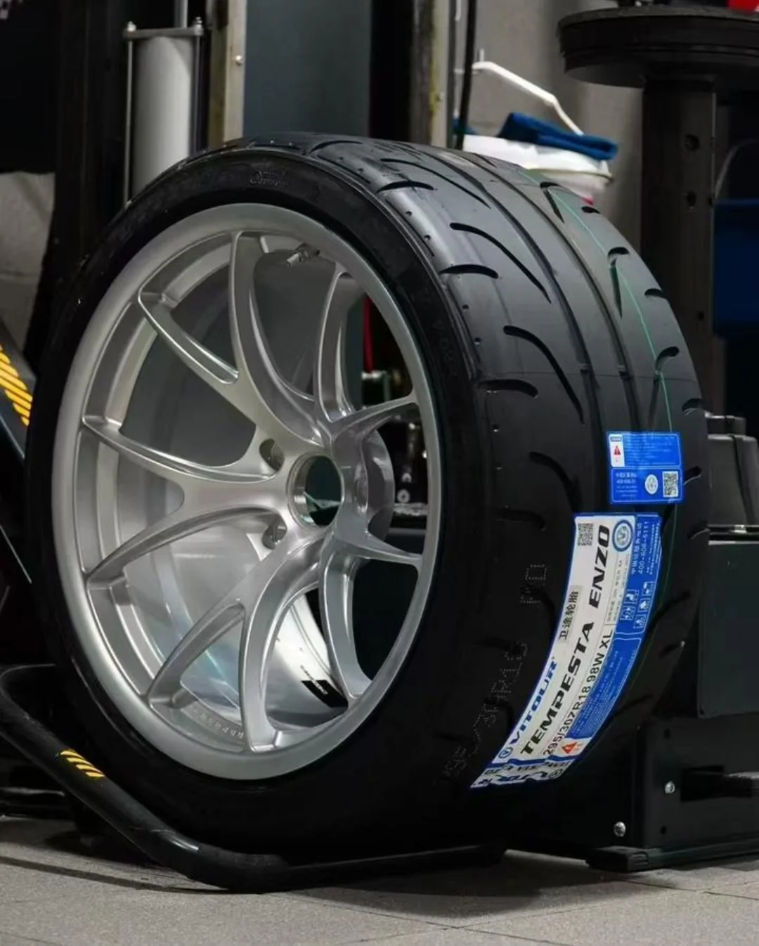 305/35R18 Vitour Tempesta Enzo TW200 (Semi-slicks)